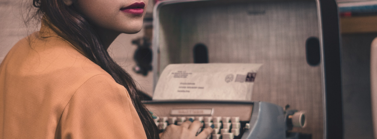 Kvinde ved skrivemaskine