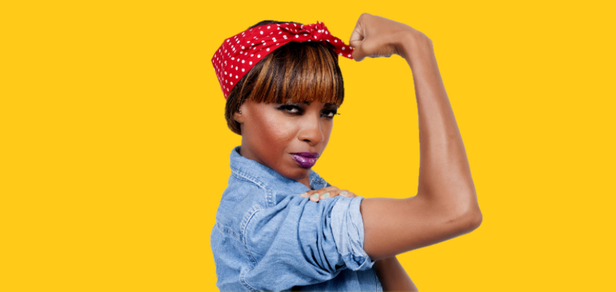 sort kvinde poserer som "Rosie the Riveter"