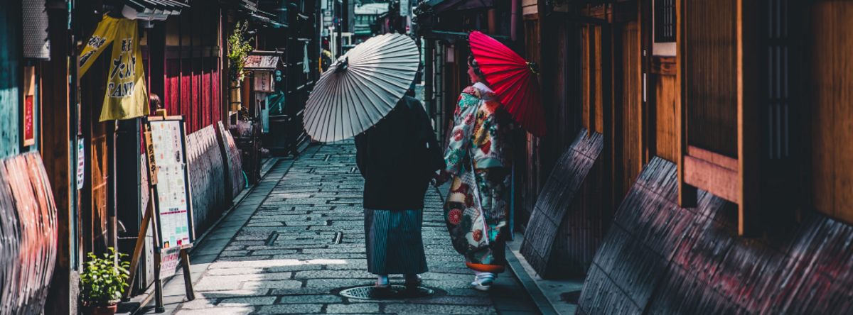 Japanske kvinder i traditionelle klædedragter