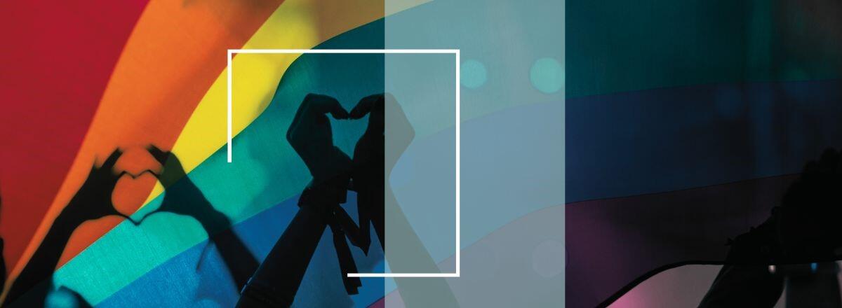 Pride flag og hænder der former hjerte