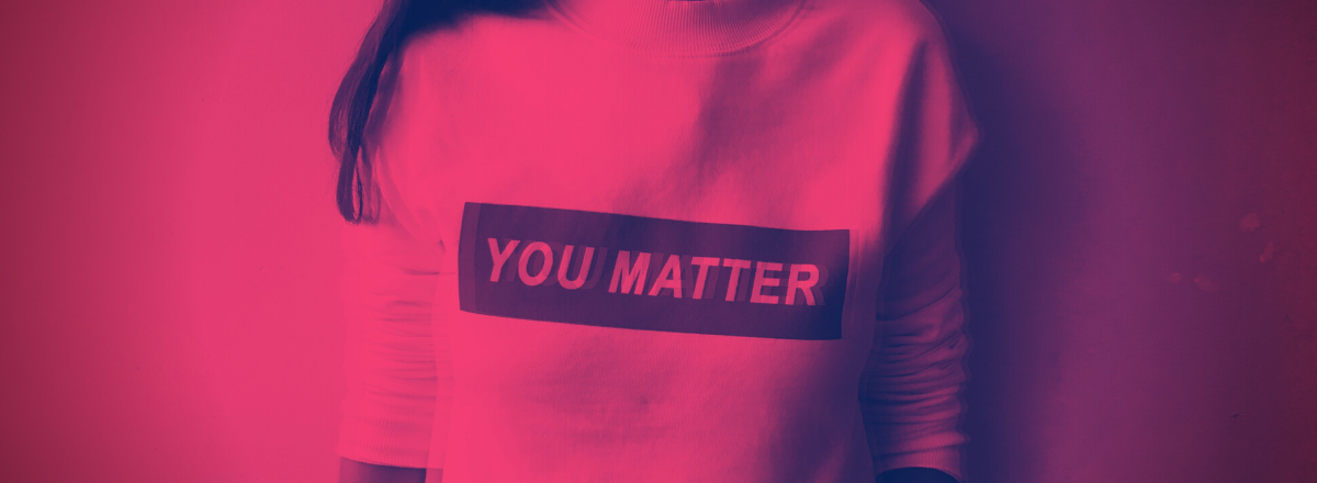 kvinde med tshirt med skriften you matter