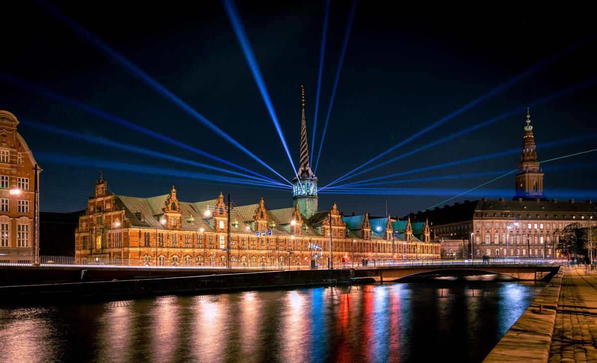 Foto af Børsen og Christiansborg