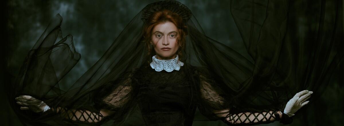 gotisk kvinde med sort slør