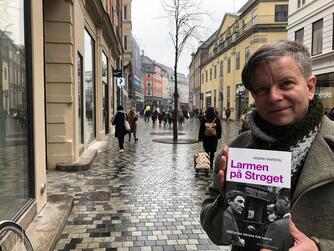 Claus Vittus: Larmen på Strøget : om gademusikanterne på Strøget og det danske folkemusikmiljø i 1960erne